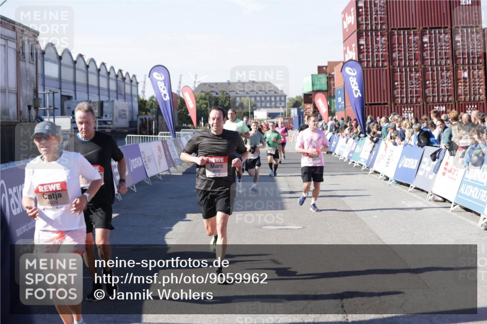 03.10.2025 - Köhlbrandbrückenlauf Jannik Wohlers http://msf.ph/oto/9059962 03.10.2025 13:12:37 Ziel 4048, 4189, 4391, 4392, 4609, 4638, 4700, 4858, 4864, 4873, 4973, 5874, 6466, 6588 meine-sportfotos.de