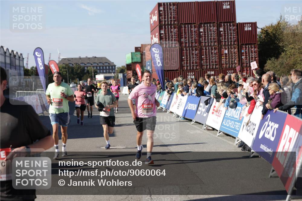 03.10.2025 - Köhlbrandbrückenlauf Jannik Wohlers http://msf.ph/oto/9060064 03.10.2025 13:12:39 Ziel 4048, 4189, 4391, 4392, 4527, 4609, 4638, 4700, 4855, 4858, 4864, 4873, 4973, 4975, 5874, 6466, 6588 meine-sportfotos.de