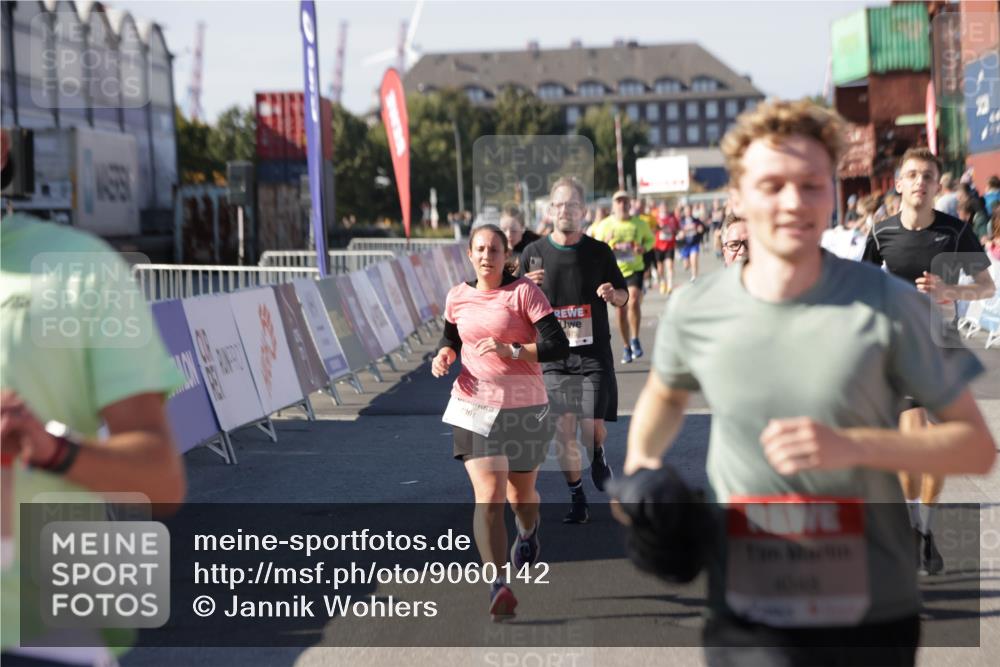 03.10.2025 - Köhlbrandbrückenlauf Jannik Wohlers http://msf.ph/oto/9060142 03.10.2025 13:12:42 Ziel 4048, 4391, 4392, 4527, 4609, 4855, 4858, 4864, 4873, 4975, 5874, 5916, 6466, 6588 meine-sportfotos.de