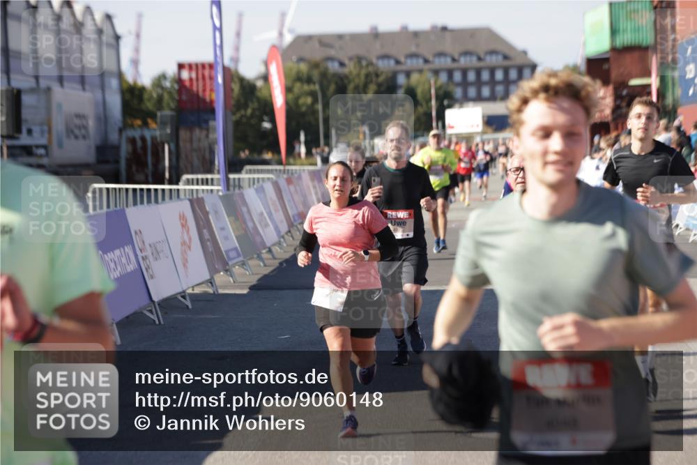 03.10.2025 - Köhlbrandbrückenlauf Jannik Wohlers http://msf.ph/oto/9060148 03.10.2025 13:12:42 Ziel 4048, 4391, 4392, 4527, 4609, 4855, 4858, 4864, 4873, 4975, 5874, 5916, 6466, 6588 meine-sportfotos.de