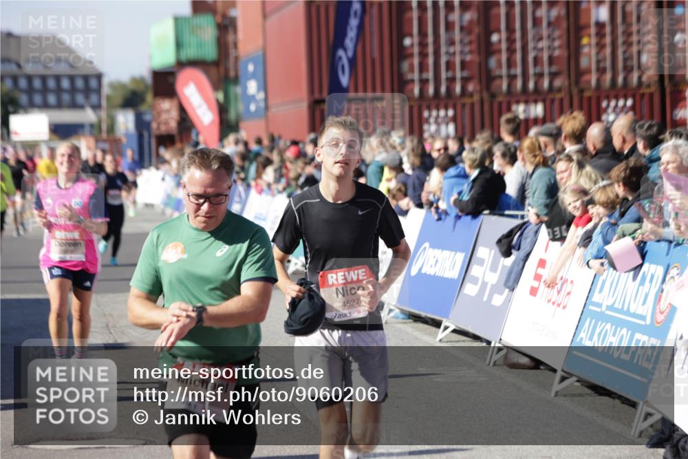 03.10.2025 - Köhlbrandbrückenlauf Jannik Wohlers http://msf.ph/oto/9060206 03.10.2025 13:12:44 Ziel 4048, 4391, 4392, 4527, 4609, 4855, 4858, 4864, 4873, 4975, 5874, 5916, 6466, 6588 meine-sportfotos.de