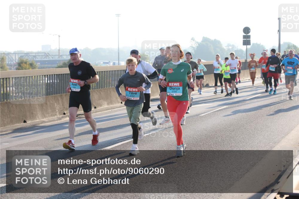 03.10.2025 - Köhlbrandbrückenlauf Lena Gebhardt http://msf.ph/oto/9060290 03.10.2025 09:19:13 Position 1 1369, 3707, 3709 meine-sportfotos.de