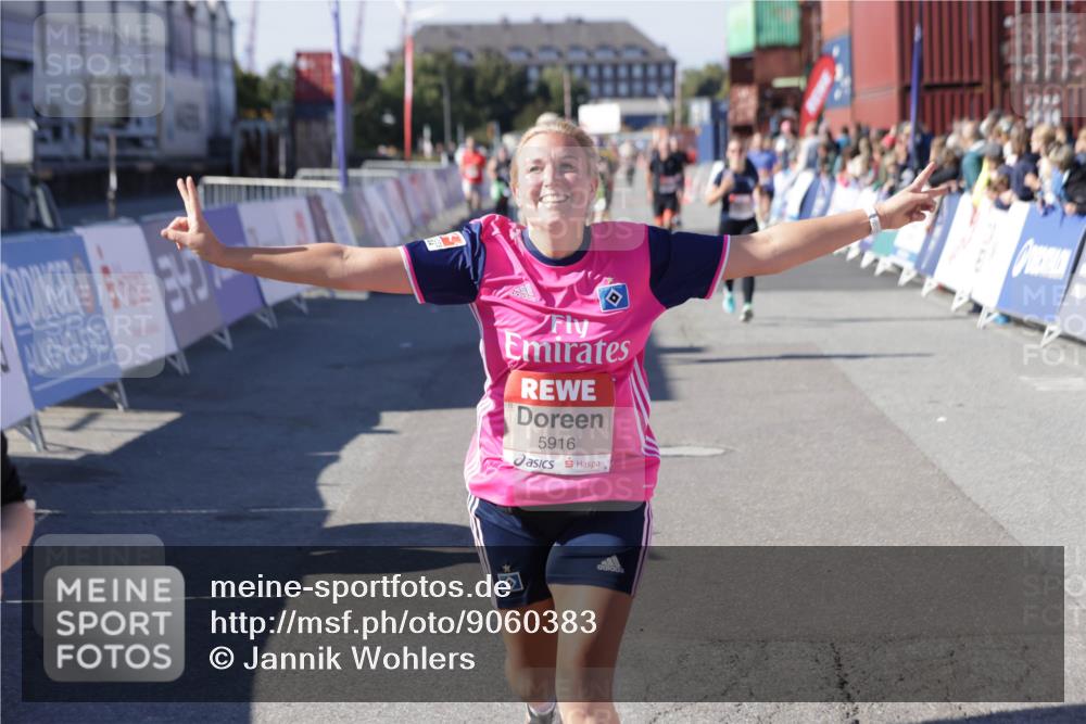 03.10.2025 - Köhlbrandbrückenlauf Jannik Wohlers http://msf.ph/oto/9060383 03.10.2025 13:12:48 Ziel 4048, 4391, 4392, 4527, 4671, 4855, 4965, 4975, 5874, 5916, 6497, 6588, 6791 meine-sportfotos.de