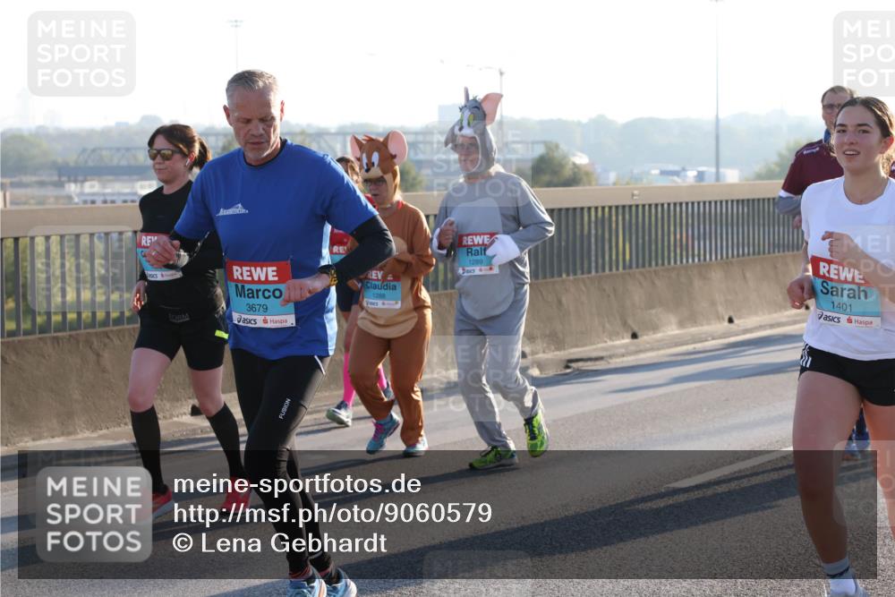 03.10.2025 - Köhlbrandbrückenlauf Lena Gebhardt http://msf.ph/oto/9060579 03.10.2025 09:19:21 Position 1 1289, 1288, 3679, 1401 meine-sportfotos.de