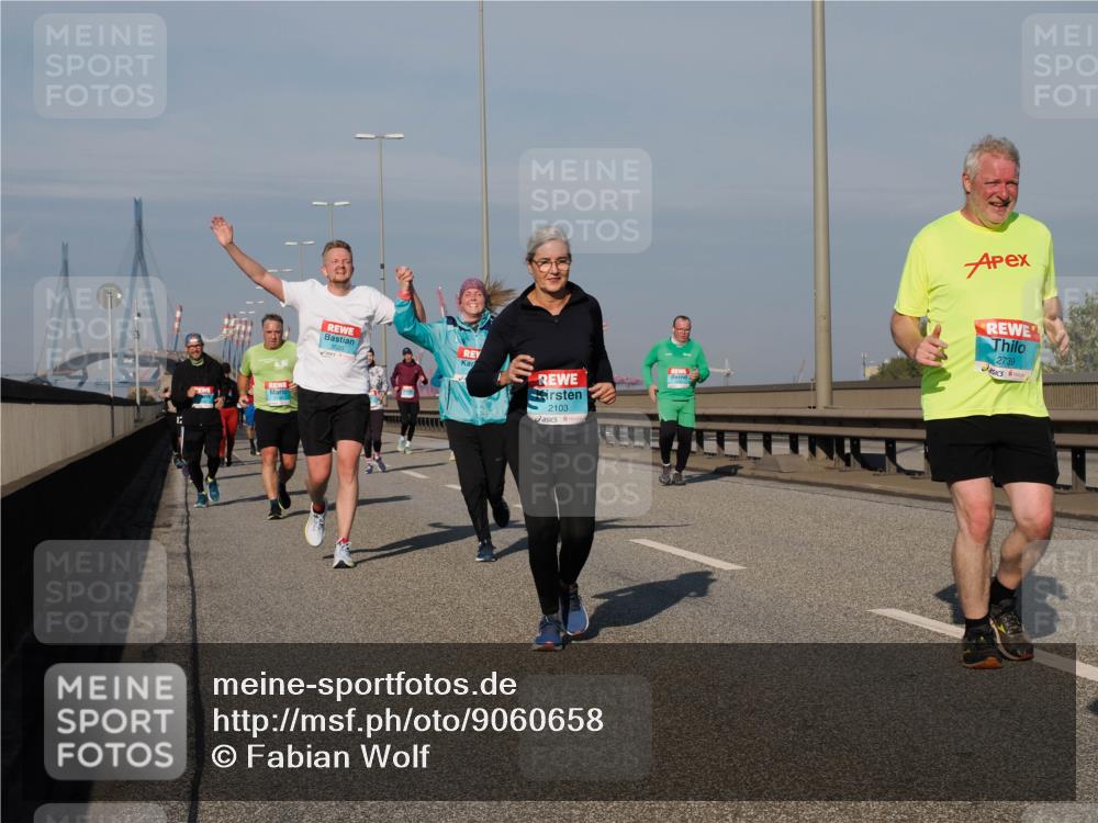 03.10.2025 - Köhlbrandbrückenlauf Fabian Wolf http://msf.ph/oto/9060658 03.10.2025 10:05:21 Position 3 1, 3520, 2103, 2739 meine-sportfotos.de