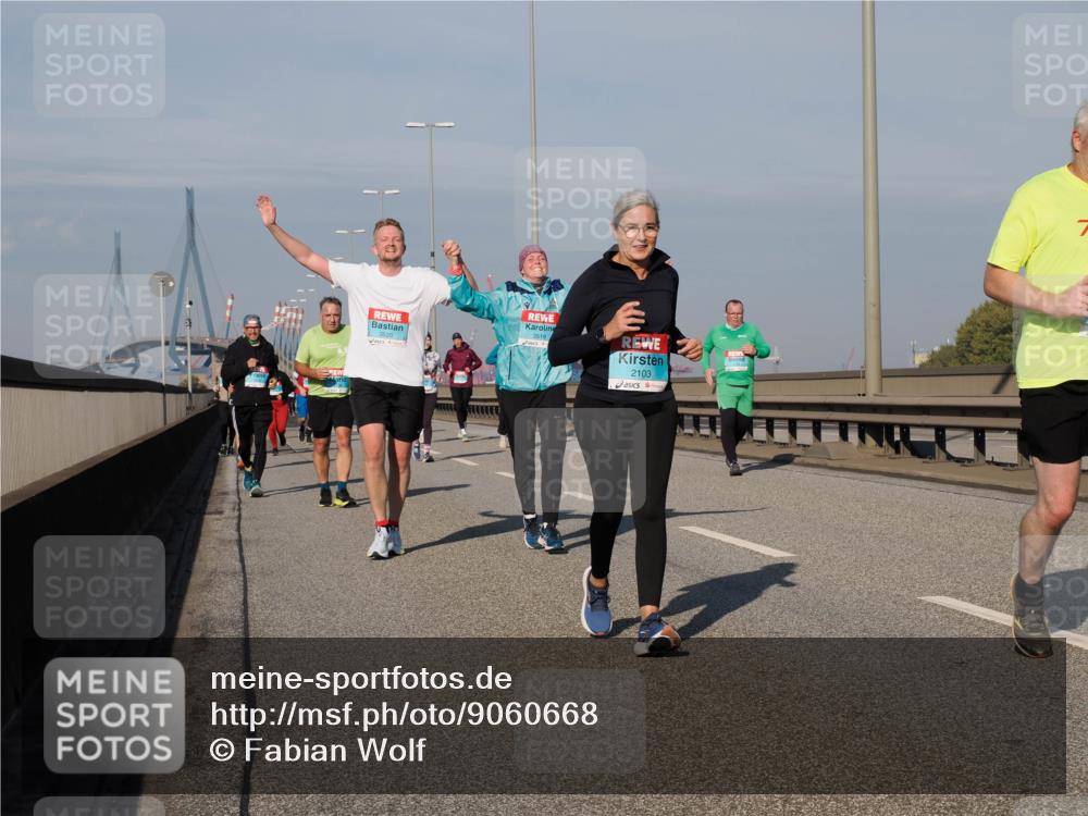 03.10.2025 - Köhlbrandbrückenlauf Fabian Wolf http://msf.ph/oto/9060668 03.10.2025 10:05:21 Position 3 3520, 3519, 2103 meine-sportfotos.de