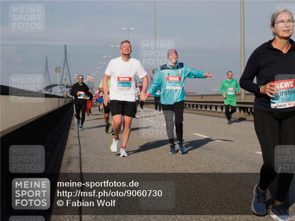 03.10.2025 - Köhlbrandbrückenlauf Fabian Wolf http://msf.ph/oto/9060730 03.10.2025 10:05:22 Position 3 3520, 3519, 2103 meine-sportfotos.de