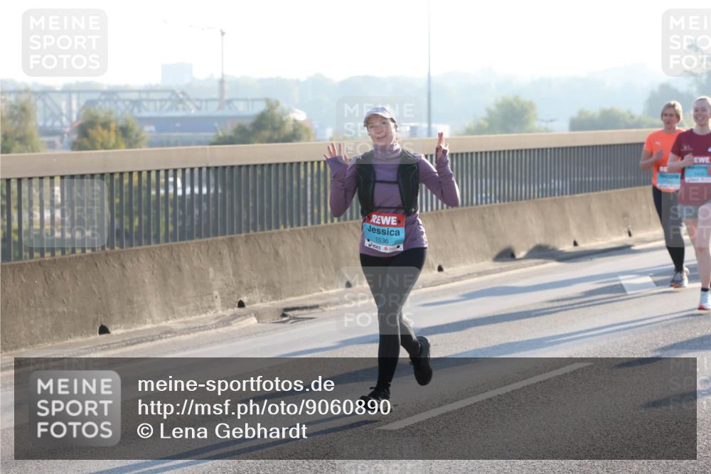 03.10.2025 - Köhlbrandbrückenlauf Lena Gebhardt http://msf.ph/oto/9060890 03.10.2025 09:19:29 Position 1 1536 meine-sportfotos.de