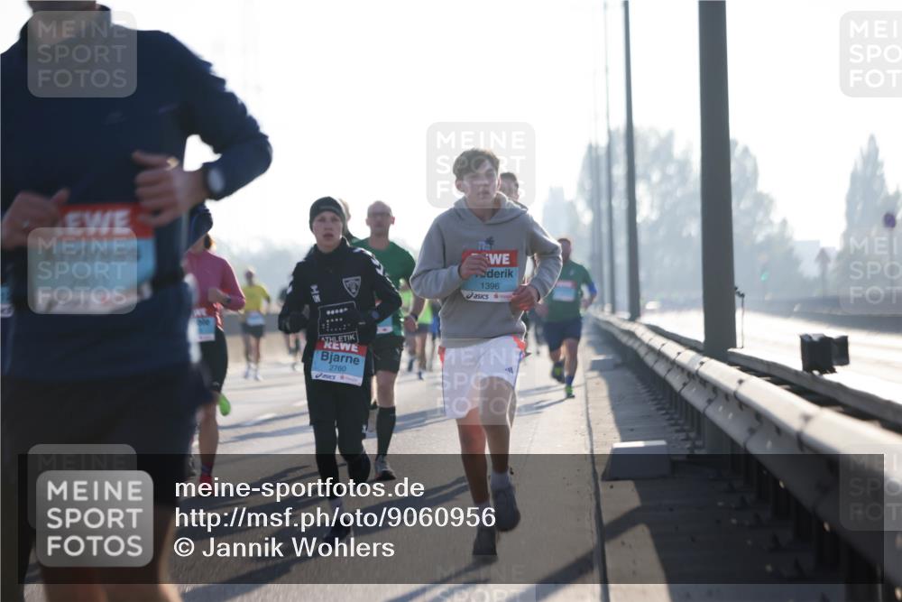 03.10.2025 - Köhlbrandbrückenlauf Jannik Wohlers http://msf.ph/oto/9060956 03.10.2025 09:14:56 Position 3 2811, 0000, 1396, 2760 meine-sportfotos.de