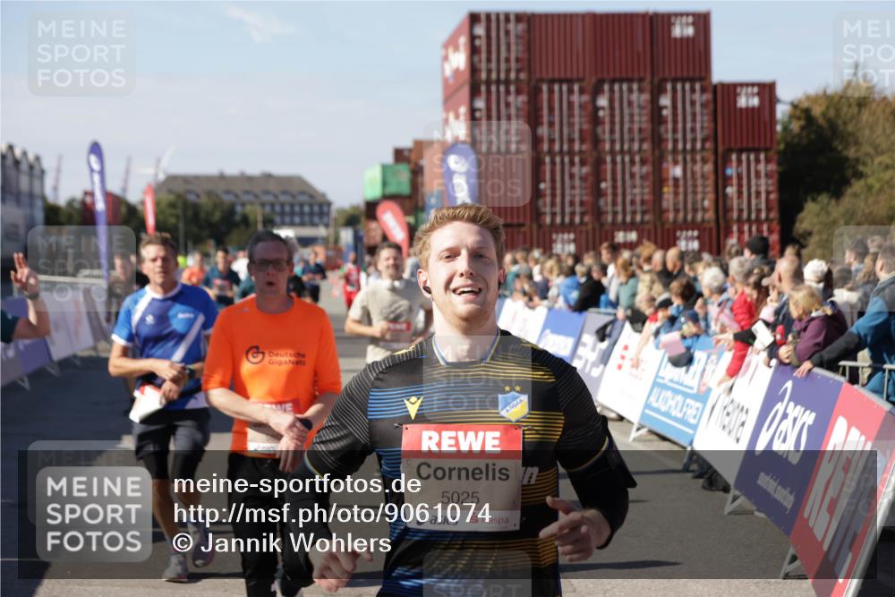 03.10.2025 - Köhlbrandbrückenlauf Jannik Wohlers http://msf.ph/oto/9061074 03.10.2025 13:13:15 Ziel 4191, 4193, 4223, 4373, 4463, 4513, 4583, 4748, 4853, 5025, 5034, 5204, 5678, 5852, 6393, 6705, 6725, 6742, 6755, 6788, 6789, 6818 meine-sportfotos.de