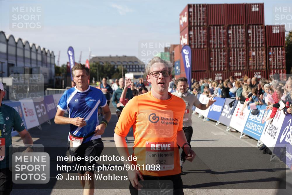 03.10.2025 - Köhlbrandbrückenlauf Jannik Wohlers http://msf.ph/oto/9061098 03.10.2025 13:13:16 Ziel 4191, 4193, 4223, 4373, 4463, 4513, 4583, 4853, 5025, 5034, 5204, 5678, 5852, 6393, 6705, 6725, 6742, 6755, 6788, 6789, 6818 meine-sportfotos.de