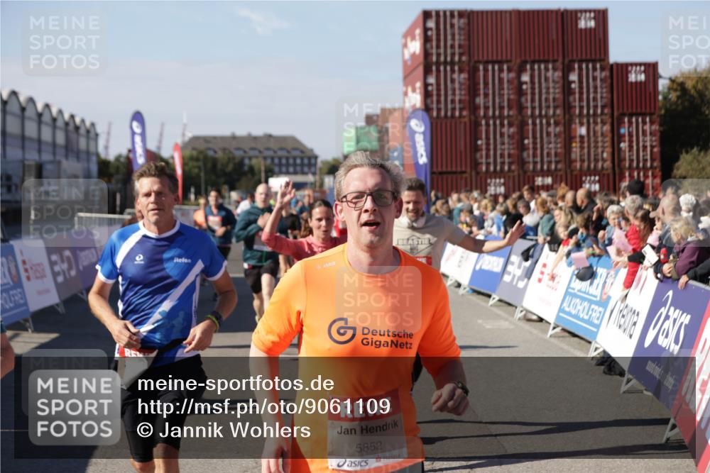 03.10.2025 - Köhlbrandbrückenlauf Jannik Wohlers http://msf.ph/oto/9061109 03.10.2025 13:13:16 Ziel 4191, 4193, 4223, 4373, 4463, 4513, 4583, 4853, 5025, 5034, 5204, 5678, 5852, 6393, 6705, 6725, 6742, 6755, 6788, 6789, 6818 meine-sportfotos.de