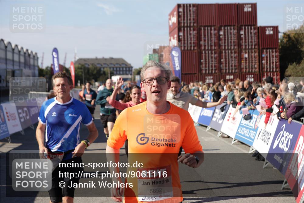 03.10.2025 - Köhlbrandbrückenlauf Jannik Wohlers http://msf.ph/oto/9061116 03.10.2025 13:13:16 Ziel 4191, 4193, 4223, 4373, 4463, 4513, 4583, 4853, 5025, 5034, 5204, 5678, 5852, 6393, 6705, 6725, 6742, 6755, 6788, 6789, 6818 meine-sportfotos.de