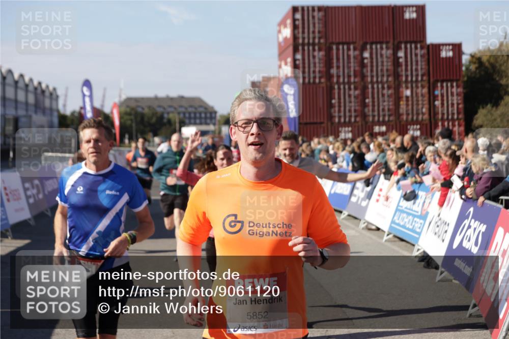 03.10.2025 - Köhlbrandbrückenlauf Jannik Wohlers http://msf.ph/oto/9061120 03.10.2025 13:13:16 Ziel 4191, 4193, 4223, 4373, 4463, 4513, 4583, 4853, 5025, 5034, 5204, 5678, 5852, 6393, 6705, 6725, 6742, 6755, 6788, 6789, 6818 meine-sportfotos.de