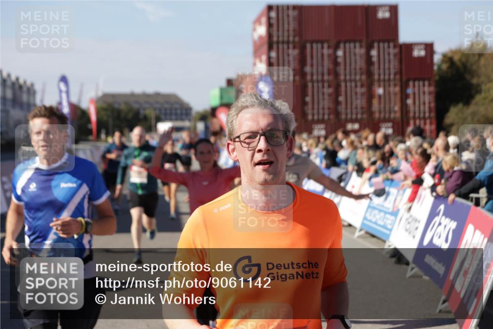 03.10.2025 - Köhlbrandbrückenlauf Jannik Wohlers http://msf.ph/oto/9061142 03.10.2025 13:13:17 Ziel 4191, 4193, 4223, 4373, 4463, 4513, 4583, 4853, 5025, 5034, 5204, 5261, 5678, 5852, 6393, 6725, 6742, 6755, 6788, 6789, 6818 meine-sportfotos.de
