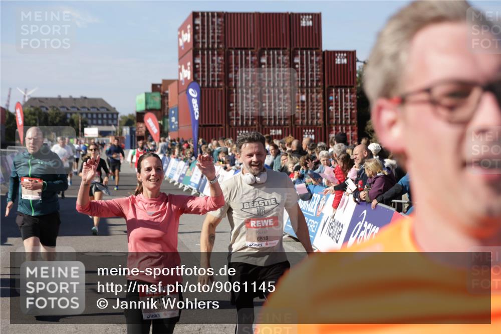 03.10.2025 - Köhlbrandbrückenlauf Jannik Wohlers http://msf.ph/oto/9061145 03.10.2025 13:13:17 Ziel 4191, 4193, 4223, 4373, 4463, 4513, 4583, 4853, 5025, 5034, 5204, 5261, 5678, 5852, 6393, 6725, 6742, 6755, 6788, 6789, 6818 meine-sportfotos.de
