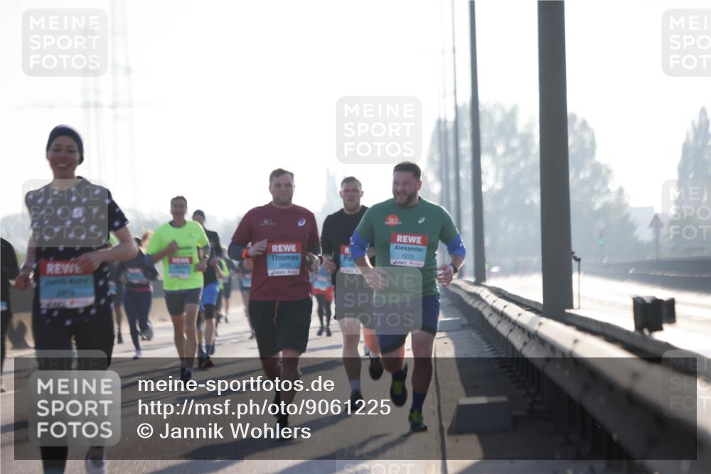 03.10.2025 - Köhlbrandbrückenlauf Jannik Wohlers http://msf.ph/oto/9061225 03.10.2025 09:15:02 Position 3 2819, 1213, 3603 meine-sportfotos.de