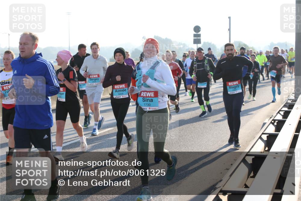 03.10.2025 - Köhlbrandbrückenlauf Lena Gebhardt http://msf.ph/oto/9061325 03.10.2025 09:19:41 Position 1 2022, 3409, 1730, 1931 meine-sportfotos.de