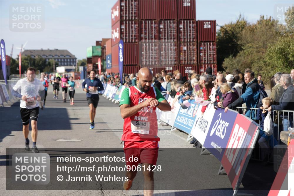03.10.2025 - Köhlbrandbrückenlauf Jannik Wohlers http://msf.ph/oto/9061428 03.10.2025 13:13:22 Ziel 4191, 4223, 4324, 4373, 4383, 4448, 4463, 4513, 4583, 4853, 5025, 5034, 5204, 5261, 5358, 5678, 5852, 6788, 6789, 6818 meine-sportfotos.de