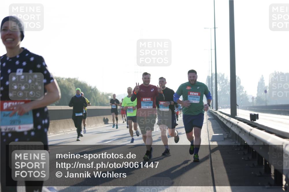 03.10.2025 - Köhlbrandbrückenlauf Jannik Wohlers http://msf.ph/oto/9061447 03.10.2025 09:15:05 Position 3 2979, 3603, 1504, 1213 meine-sportfotos.de