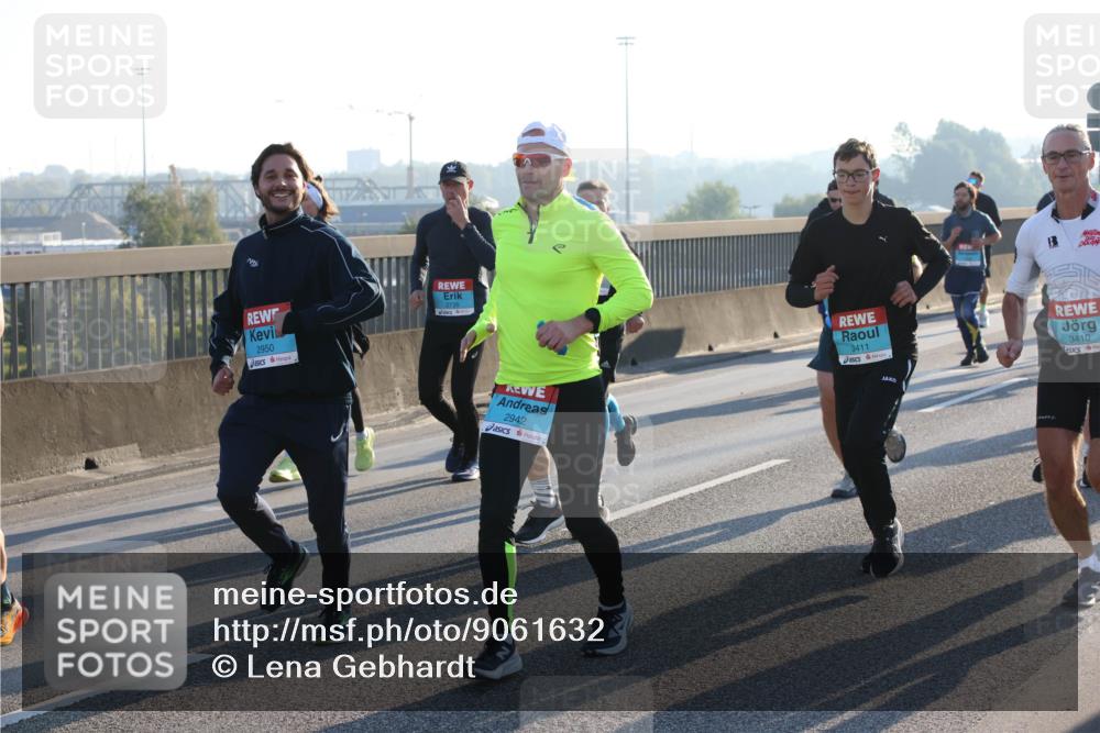 03.10.2025 - Köhlbrandbrückenlauf Lena Gebhardt http://msf.ph/oto/9061632 03.10.2025 09:19:51 Position 1 2950, 2942, 3411, 3410 meine-sportfotos.de
