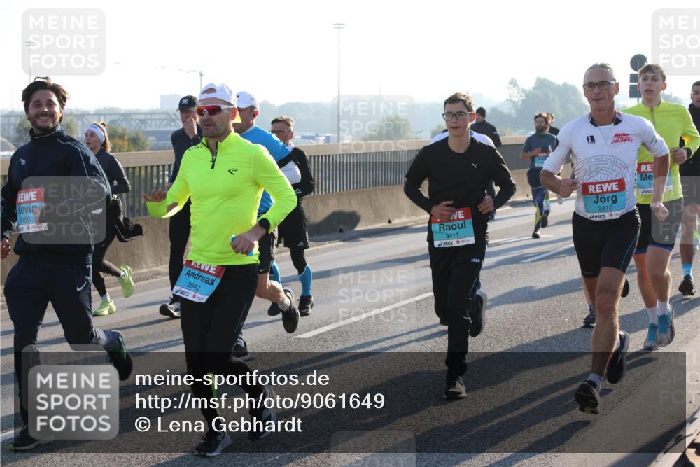 03.10.2025 - Köhlbrandbrückenlauf Lena Gebhardt http://msf.ph/oto/9061649 03.10.2025 09:19:51 Position 1 2950, 2942, 3411, 3410, 11 meine-sportfotos.de