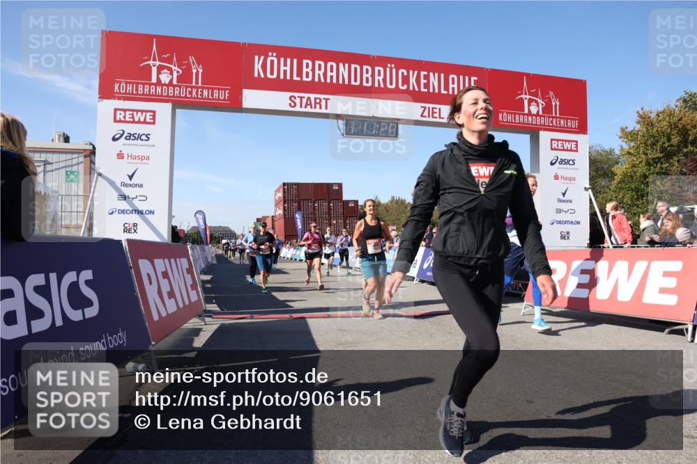 03.10.2025 - Köhlbrandbrückenlauf Lena Gebhardt http://msf.ph/oto/9061651 03.10.2025 13:11:28 Ziel 4293, 4315, 4325, 4427, 4501, 4597, 4999, 5145, 5754, 5794, 5939, 6028, 6080, 6563, 6680, 6685, 6686, 6690, 6691, 6726 meine-sportfotos.de