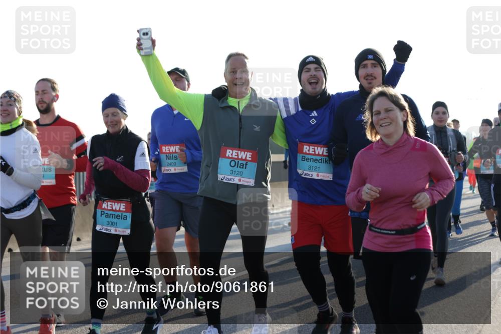 03.10.2025 - Köhlbrandbrückenlauf Jannik Wohlers http://msf.ph/oto/9061861 03.10.2025 09:23:19 Position 3 3001, 2409, 3120, 3121 meine-sportfotos.de