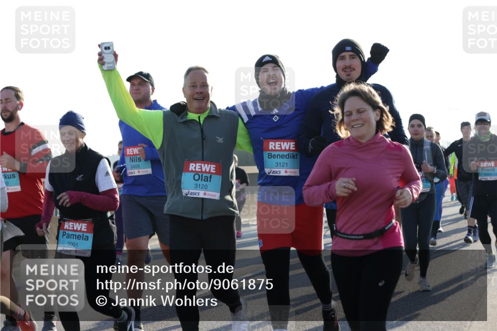 03.10.2025 - Köhlbrandbrückenlauf Jannik Wohlers http://msf.ph/oto/9061875 03.10.2025 09:23:20 Position 3 19, 3001, 2409, 3120, 3121 meine-sportfotos.de