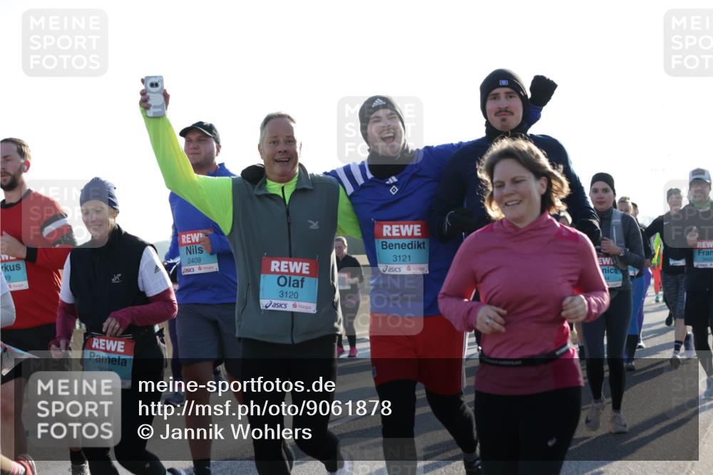 03.10.2025 - Köhlbrandbrückenlauf Jannik Wohlers http://msf.ph/oto/9061878 03.10.2025 09:23:20 Position 3 19, 3001, 2409, 3120, 3121 meine-sportfotos.de
