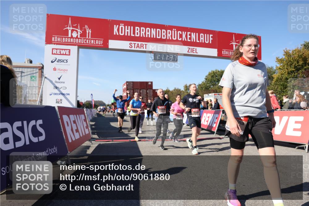 03.10.2025 - Köhlbrandbrückenlauf Lena Gebhardt http://msf.ph/oto/9061880 03.10.2025 13:11:37 Ziel 4158, 4315, 4325, 4427, 4501, 4538, 4568, 4617, 4736, 4777, 4782, 4799, 4845, 4999, 5145, 5794, 5866, 5869, 5937, 6028, 6217, 6218, 6517, 6563, 6680, 6689, 6690, 6691 meine-sportfotos.de