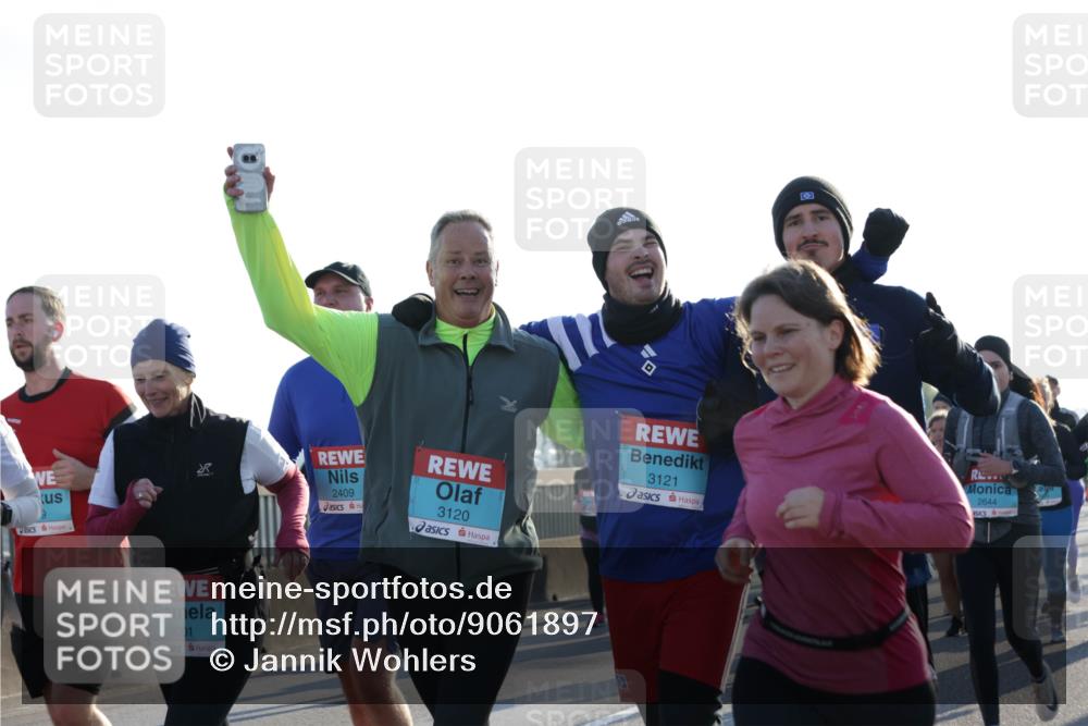 03.10.2025 - Köhlbrandbrückenlauf Jannik Wohlers http://msf.ph/oto/9061897 03.10.2025 09:23:20 Position 3 2409, 3120, 3001, 3121, 2644 meine-sportfotos.de