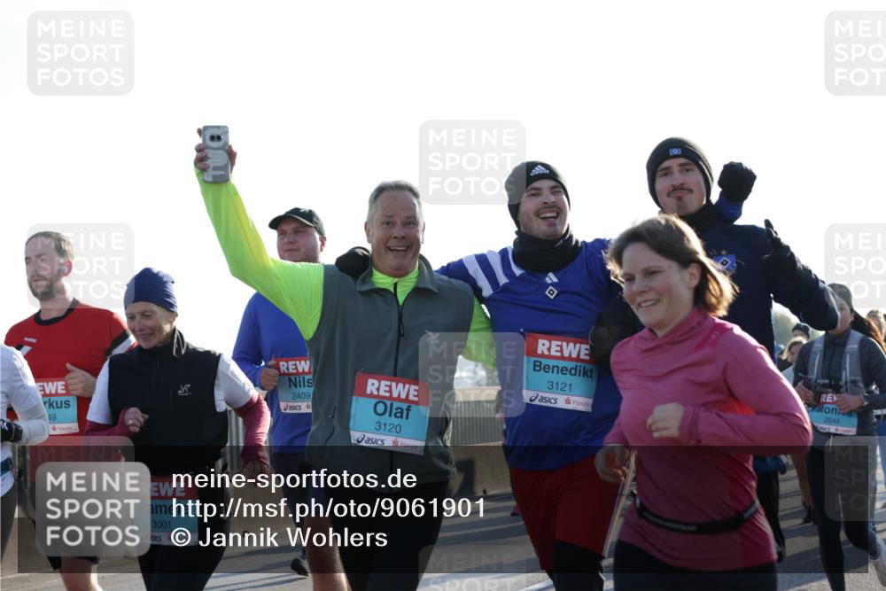 03.10.2025 - Köhlbrandbrückenlauf Jannik Wohlers http://msf.ph/oto/9061901 03.10.2025 09:23:20 Position 3 49, 3001, 2409, 3120, 3121, 2644 meine-sportfotos.de