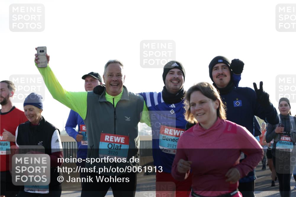 03.10.2025 - Köhlbrandbrückenlauf Jannik Wohlers http://msf.ph/oto/9061913 03.10.2025 09:23:20 Position 3 49, 3001, 3120, 3121, 2644 meine-sportfotos.de