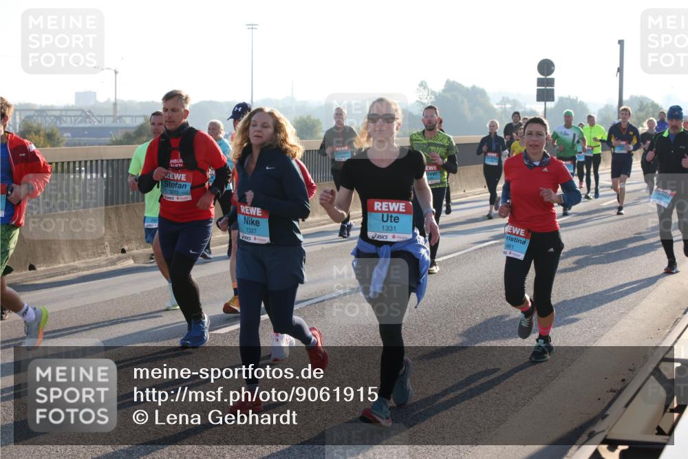 03.10.2025 - Köhlbrandbrückenlauf Lena Gebhardt http://msf.ph/oto/9061915 03.10.2025 09:20:01 Position 1 3272, 1327, 1331, 1461, 95 meine-sportfotos.de
