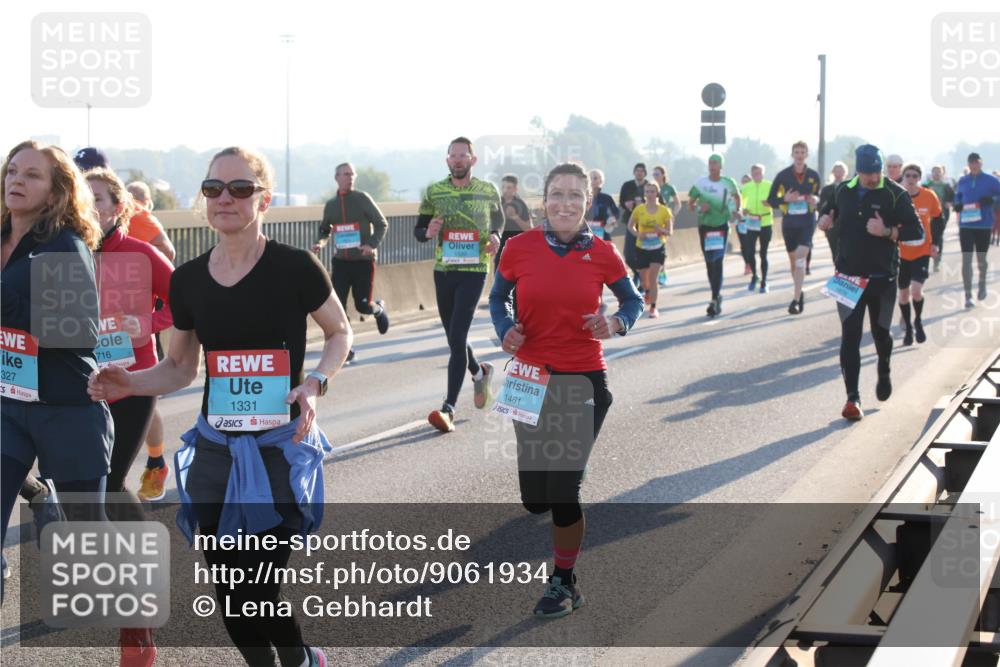 03.10.2025 - Köhlbrandbrückenlauf Lena Gebhardt http://msf.ph/oto/9061934 03.10.2025 09:20:01 Position 1 327, 716, 1331, 1461 meine-sportfotos.de