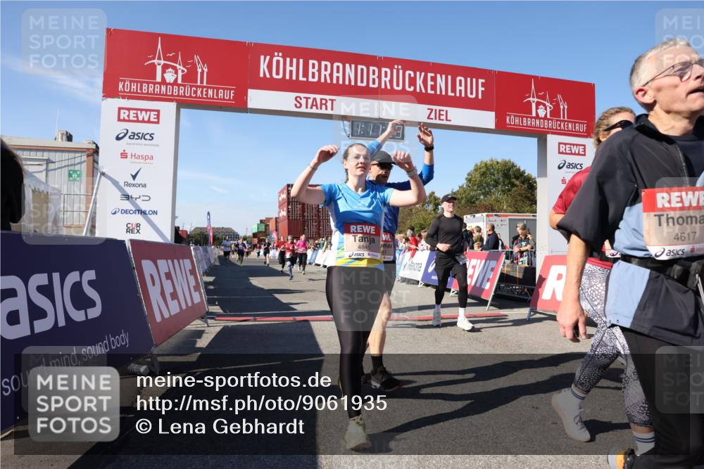 03.10.2025 - Köhlbrandbrückenlauf Lena Gebhardt http://msf.ph/oto/9061935 03.10.2025 13:11:40 Ziel 4158, 4178, 4353, 4354, 4427, 4501, 4538, 4568, 4617, 4736, 4777, 4782, 4799, 4845, 5794, 5866, 5869, 5937, 6217, 6218, 6517, 6563, 6622, 6689, 6690, 6691 meine-sportfotos.de