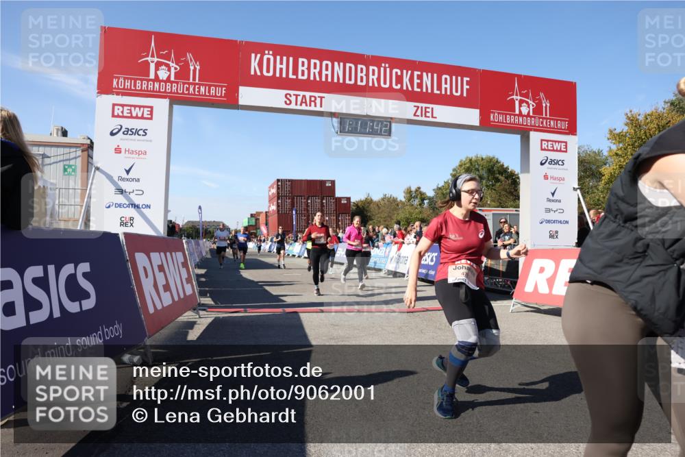 03.10.2025 - Köhlbrandbrückenlauf Lena Gebhardt http://msf.ph/oto/9062001 03.10.2025 13:11:42 Ziel 4158, 4178, 4353, 4354, 4427, 4469, 4501, 4538, 4568, 4617, 4736, 4777, 4782, 4799, 4845, 5866, 5869, 5937, 6217, 6218, 6517, 6622, 6689 meine-sportfotos.de