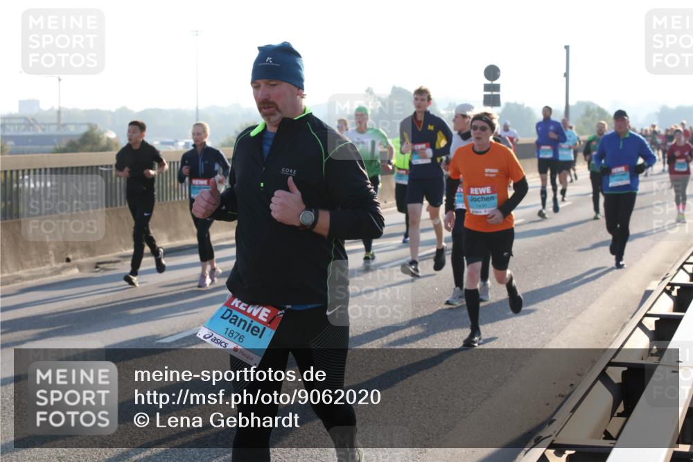 03.10.2025 - Köhlbrandbrückenlauf Lena Gebhardt http://msf.ph/oto/9062020 03.10.2025 09:20:04 Position 1 1430, 1876 meine-sportfotos.de