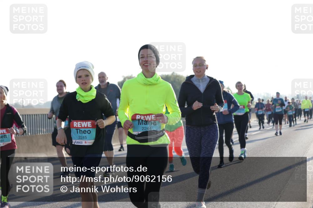 03.10.2025 - Köhlbrandbrückenlauf Jannik Wohlers http://msf.ph/oto/9062156 03.10.2025 09:23:28 Position 3 569, 2245, 2244 meine-sportfotos.de