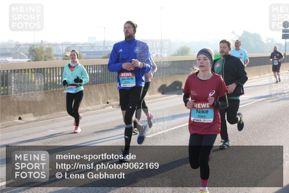 03.10.2025 - Köhlbrandbrückenlauf Lena Gebhardt http://msf.ph/oto/9062169 03.10.2025 09:20:09 Position 1 2029, 2084 meine-sportfotos.de