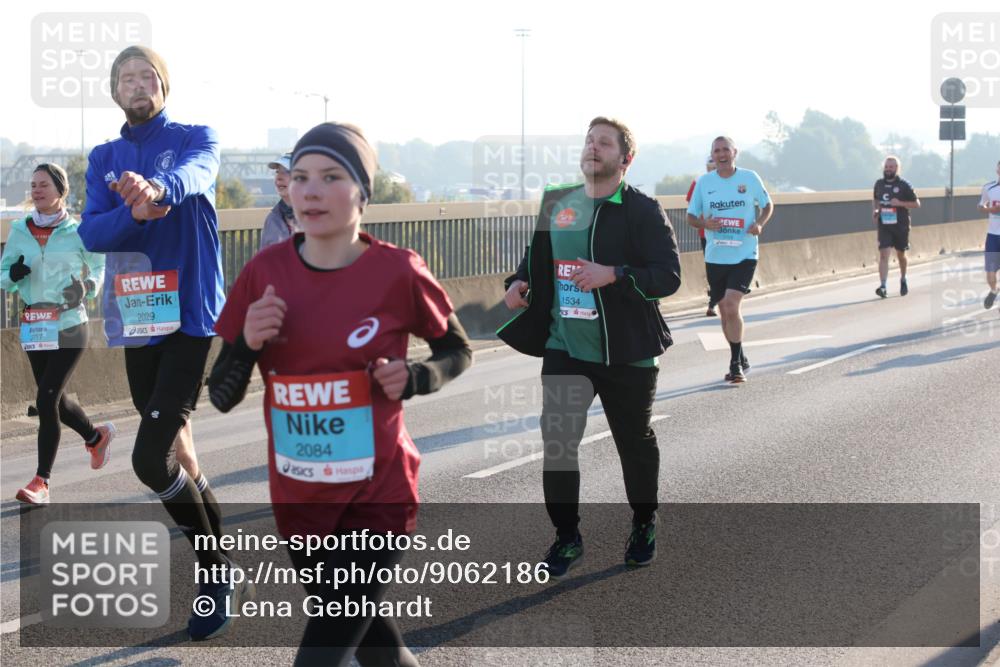 03.10.2025 - Köhlbrandbrückenlauf Lena Gebhardt http://msf.ph/oto/9062186 03.10.2025 09:20:10 Position 1 3717, 2029, 2084, 1534 meine-sportfotos.de