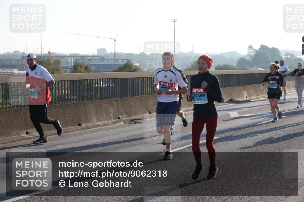 03.10.2025 - Köhlbrandbrückenlauf Lena Gebhardt http://msf.ph/oto/9062318 03.10.2025 09:20:15 Position 1 1670 meine-sportfotos.de