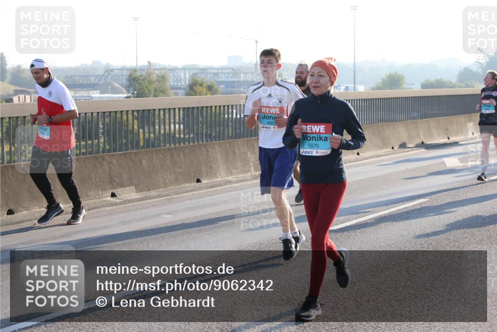 03.10.2025 - Köhlbrandbrückenlauf Lena Gebhardt http://msf.ph/oto/9062342 03.10.2025 09:20:15 Position 1 2921, 1670 meine-sportfotos.de