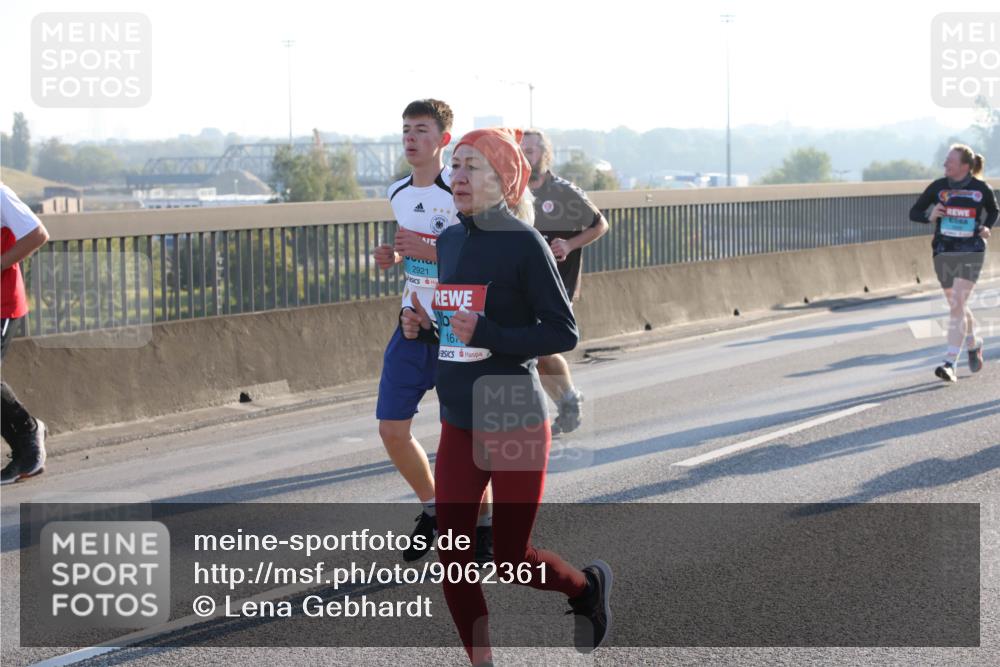 03.10.2025 - Köhlbrandbrückenlauf Lena Gebhardt http://msf.ph/oto/9062361 03.10.2025 09:20:15 Position 1 2921, 16 meine-sportfotos.de