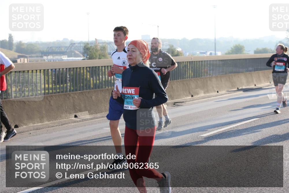 03.10.2025 - Köhlbrandbrückenlauf Lena Gebhardt http://msf.ph/oto/9062365 03.10.2025 09:20:15 Position 1 2921, 1670 meine-sportfotos.de