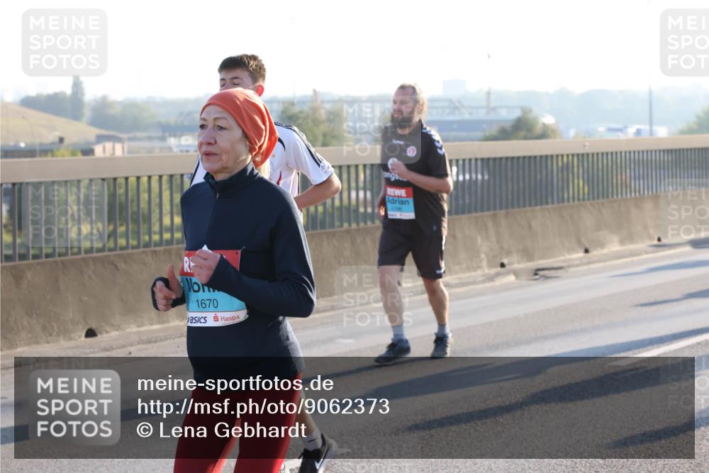 03.10.2025 - Köhlbrandbrückenlauf Lena Gebhardt http://msf.ph/oto/9062373 03.10.2025 09:20:16 Position 1 1670 meine-sportfotos.de