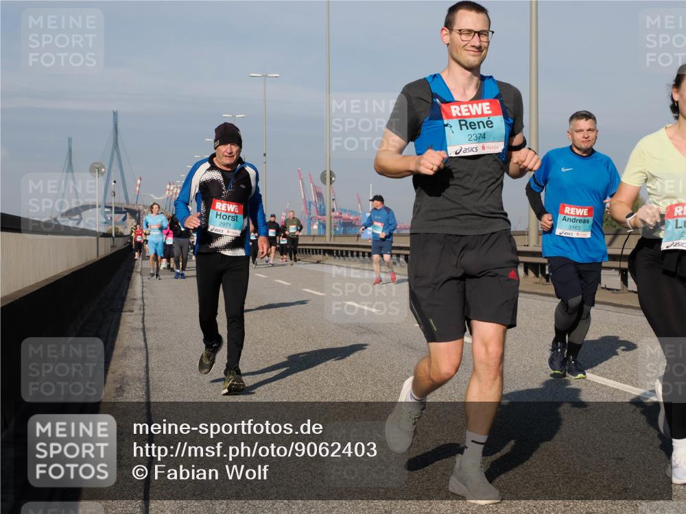 03.10.2025 - Köhlbrandbrückenlauf Fabian Wolf http://msf.ph/oto/9062403 03.10.2025 10:06:13 Position 3 2971, 2374, 3163, 2 meine-sportfotos.de