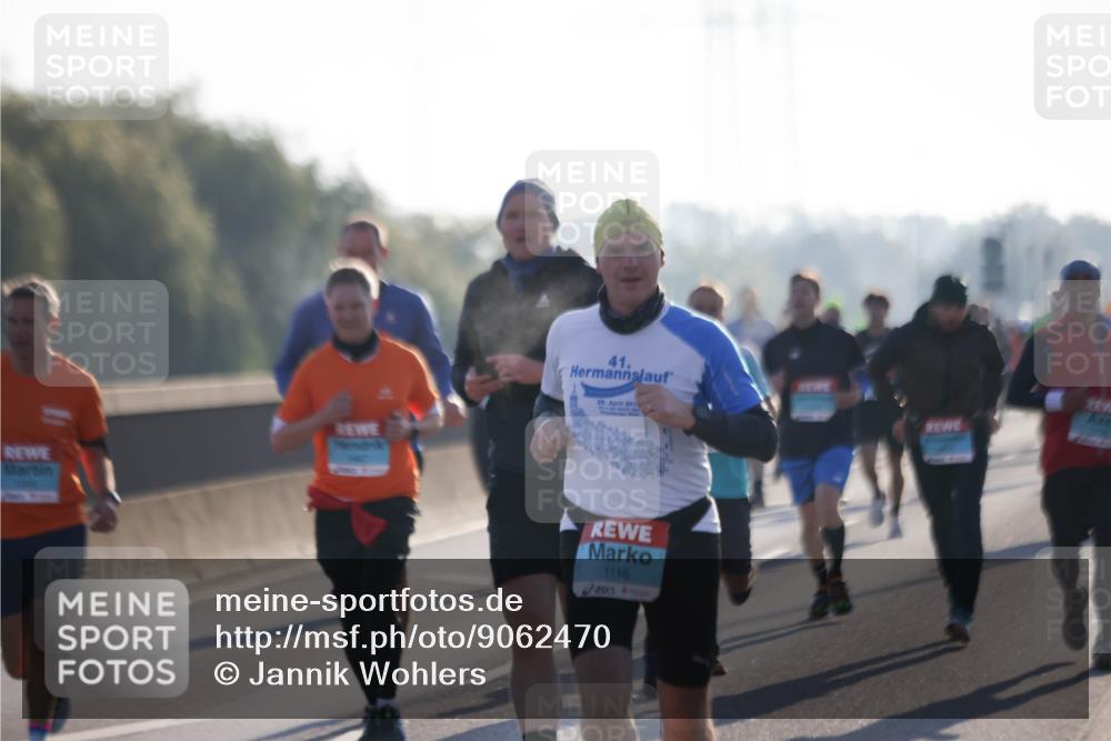 03.10.2025 - Köhlbrandbrückenlauf Jannik Wohlers http://msf.ph/oto/9062470 03.10.2025 09:15:39 Position 3 41, 29, 201, 1116 meine-sportfotos.de