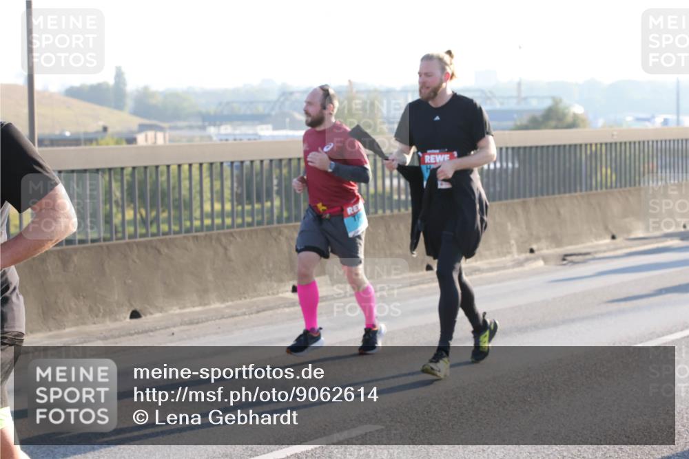 03.10.2025 - Köhlbrandbrückenlauf Lena Gebhardt http://msf.ph/oto/9062614 03.10.2025 09:20:23 Position 1  meine-sportfotos.de